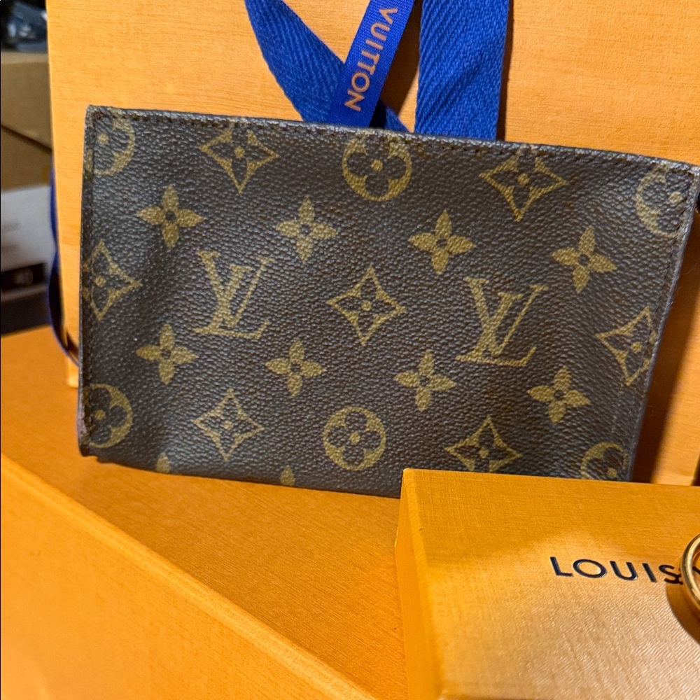 Louis Vuitton Monogram pouch - Picture 5 of 9